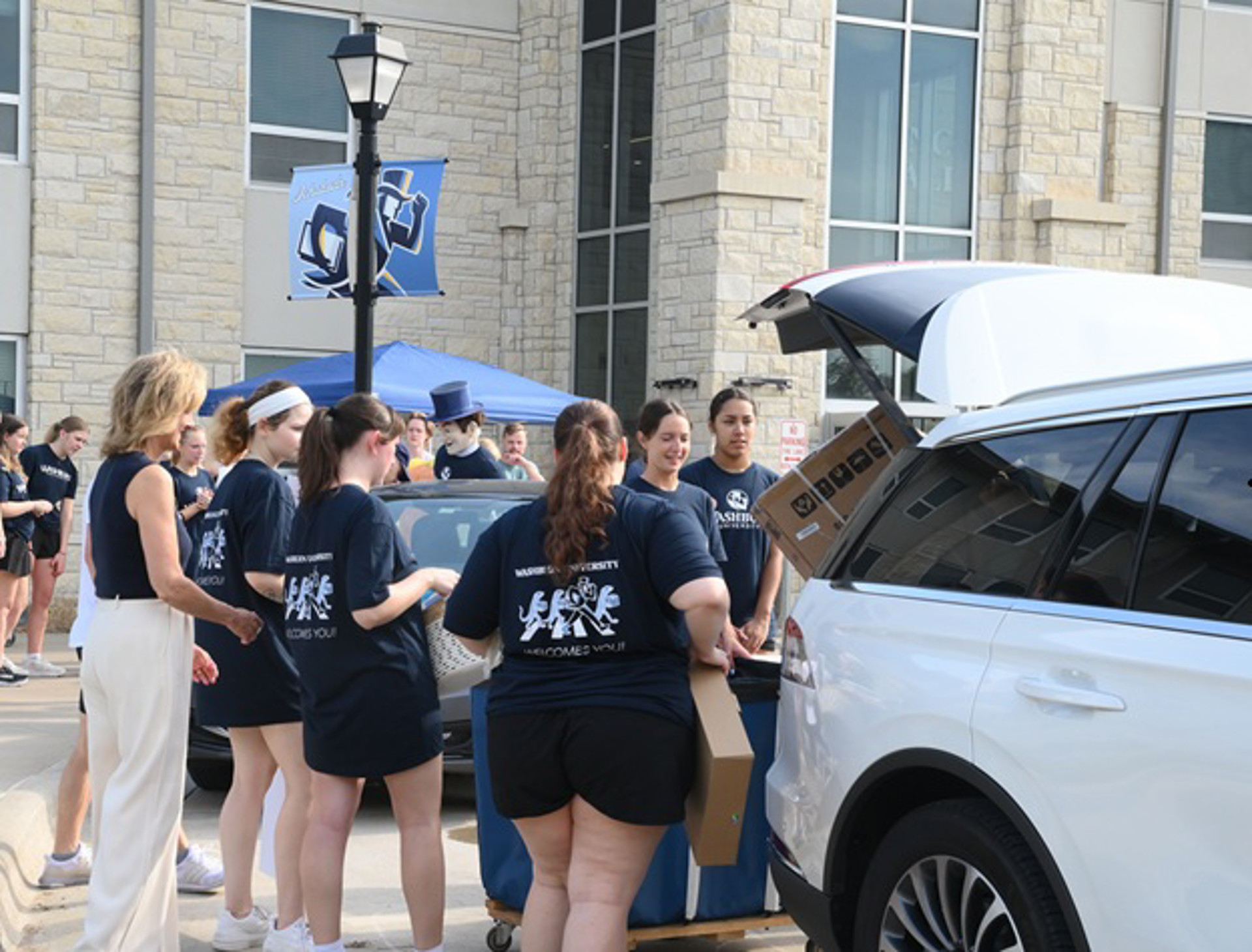 Presient Mazachek and Students in front of Lincoln Hall during Move-In Day 2026